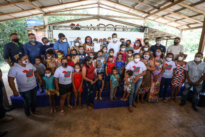 O governador entregou o CAR coletivo em benefício de 160 famílias da comunidade quilombola Abacatal, em Ananindeua 