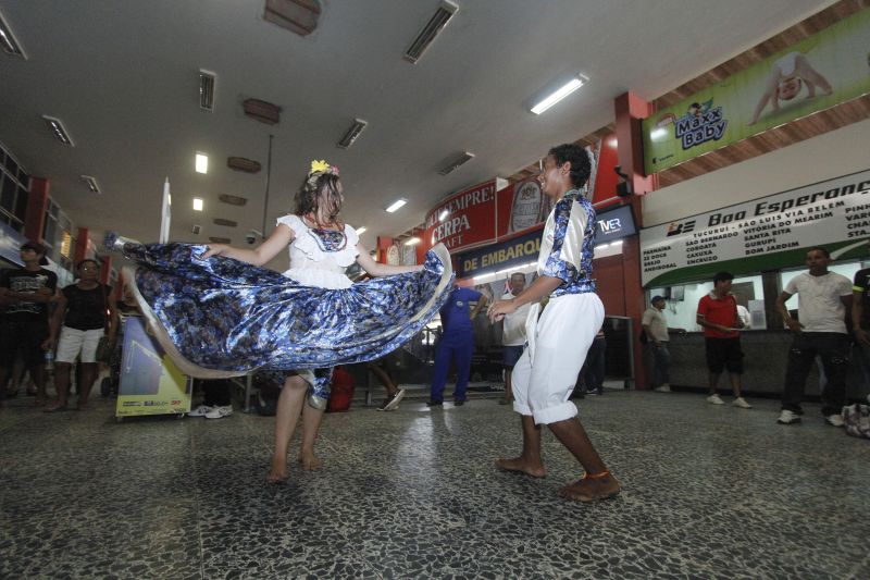 Belém Pará Brasil Cadreno Cidade - Movimentação e recepção aos romeiros no terminal - Augusto Nobre. 10/10/13 - Foto Ricardo Amanajás/Diario do Pará. <div class='credito_fotos'>Foto: Bruno Cecim / Ag.Pará | <a href='/midias/2021/originais/7175_586f23b7-da08-8763-7892-338065499c4c.jpg' download><i class='fa-solid fa-download'></i> Download</a></div>