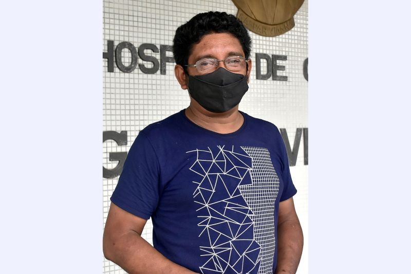 Belém, Pará, Brasil. HOSPITAL DAS CLINICAS GASPAR VIANA - TERAPIAS JANEIRO BRANCO - RICARDO AMANAJÃS - AG PARà - Jaime Herculano, serralheiro pai da Aylla Gabrielle (a menina) - 14.01.2021 <div class='credito_fotos'>Foto: Ricardo Amanajás / Ag. Pará | <a href='/midias/2021/originais/7186_125b87ad-3cfe-9a08-c1e8-d0a0f3cb1564.jpg' download><i class='fa-solid fa-download'></i> Download</a></div>