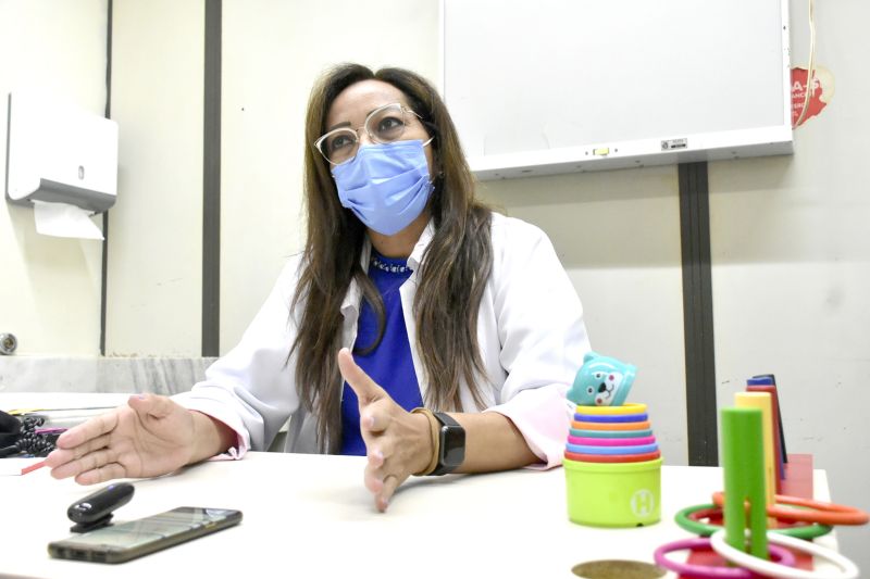 Belém, Pará, Brasil. HOSPITAL DAS CLINICAS GASPAR VIANA - TERAPIAS JANEIRO BRANCO - RICARDO AMANAJÃS - AG PARà - Marcia Nunes, terapeuta ocupacional - 14.01.2021 <div class='credito_fotos'>Foto: Ricardo Amanajás / Ag. Pará | <a href='/midias/2021/originais/7186_497f9a4e-dda6-f882-8db8-b6086c6e1ac3.jpg' download><i class='fa-solid fa-download'></i> Download</a></div>