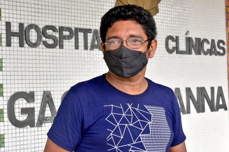 Belém, Pará, Brasil. HOSPITAL DAS CLINICAS GASPAR VIANA - TERAPIAS JANEIRO BRANCO - RICARDO AMANAJÃS - AG PARà - Jaime Herculano, serralheiro pai da Aylla Gabrielle (a menina) - 14.01.2021 <div class='credito_fotos'>Foto: Ricardo Amanajás / Ag. Pará | <a href='/midias/2021/originais/7186_b53cd52d-1da2-a6d0-d0f9-b03981c5ebaa.jpg' download><i class='fa-solid fa-download'></i> Download</a></div>