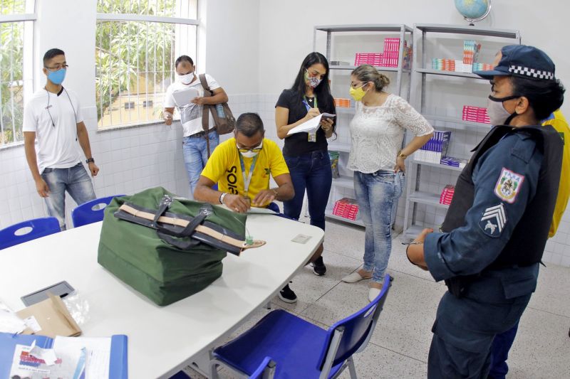 Belém, Pará, Brasil. SEGURANÇA ENEM - ESCOLA JOSÉ VERISSIMO - 17/01/2021 <div class='credito_fotos'>Foto: Ricardo Amanajás / Ag. Pará | <a href='/midias/2021/originais/7197_0047640f-ef72-6b3b-2b2b-b155250378bd.jpg' download><i class='fa-solid fa-download'></i> Download</a></div>