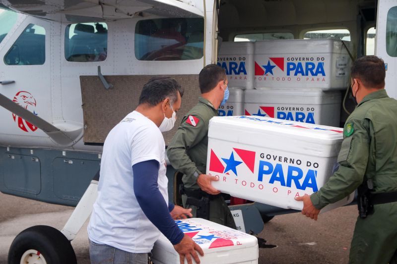 Vacinas para combater o Covid19 chegam a Belém para serem distribuídas pelos quatro cantos do Estado. <div class='credito_fotos'>Foto: Pedro Guerreiro / Ag. Pará   |   <a href='/midias/2021/originais/7202_1a795b74-2c50-8c28-68f3-0f6cf73e7585.jpg' download><i class='fa-solid fa-download'></i> Download</a></div>
