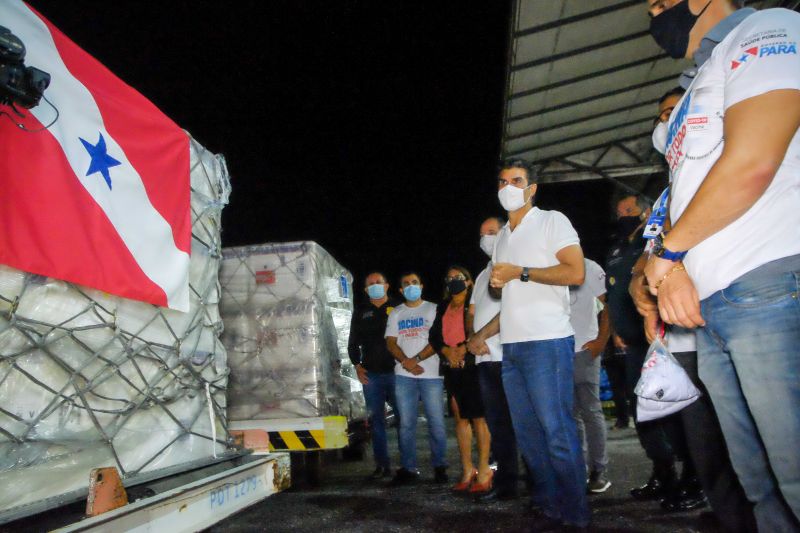 Vacinas para combater o Covid19 chegam a Belém para serem distribuídas pelos quatro cantos do Estado. <div class='credito_fotos'>Foto: Pedro Guerreiro / Ag. Pará   |   <a href='/midias/2021/originais/7202_6be9f5f3-34ad-3665-7149-00ac9df35420.jpg' download><i class='fa-solid fa-download'></i> Download</a></div>