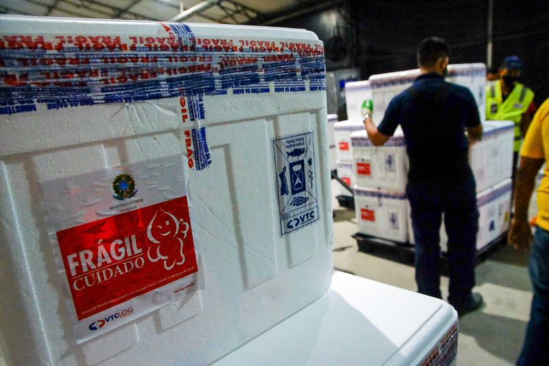 Vacinas para combater o Covid19 chegam a Belém para serem distribuídas pelos quatro cantos do Estado. <div class='credito_fotos'>Foto: Pedro Guerreiro / Ag. Pará   |   <a href='/midias/2021/originais/7202_8b77fa15-efb5-6188-60cf-644ceebbe749.jpg' download><i class='fa-solid fa-download'></i> Download</a></div>