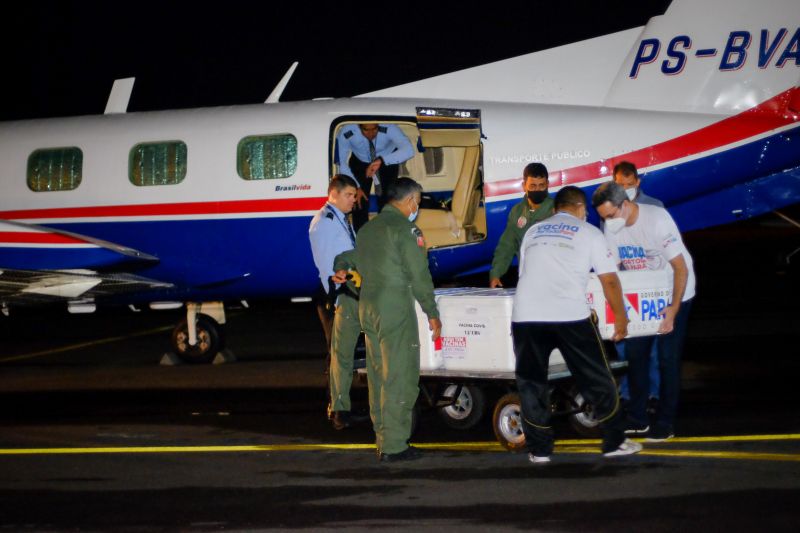 Vacinas para combater o Covid19 chegam a Belém para serem distribuídas pelos quatro cantos do Estado. <div class='credito_fotos'>Foto: Pedro Guerreiro / Ag. Pará   |   <a href='/midias/2021/originais/7202_cc6a967e-a956-3b69-cd62-40dccef4e0dd.jpg' download><i class='fa-solid fa-download'></i> Download</a></div>