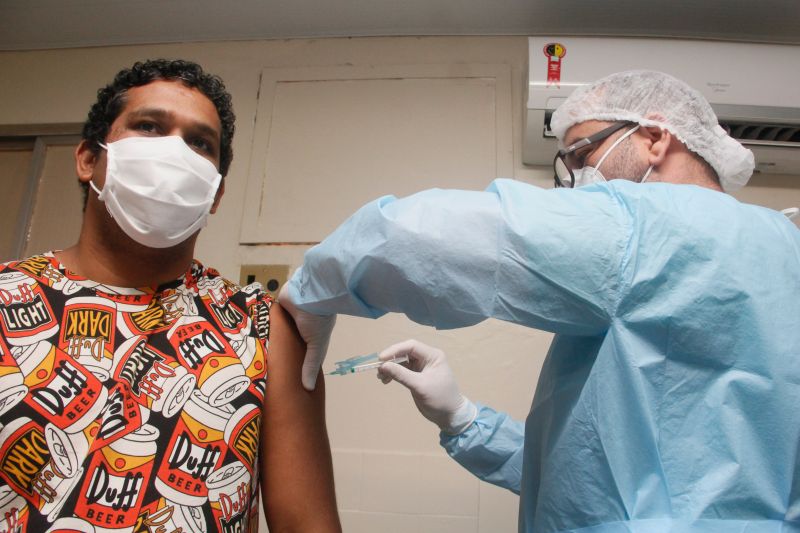 Ophyr Loyola inicia Vacinação <div class='credito_fotos'>Foto: Marcelo Seabra / Ag. Pará | <a href='/midias/2021/originais/7218_756fa951-b57c-ad5d-0a06-323541e199db.jpg' download><i class='fa-solid fa-download'></i> Download</a></div>