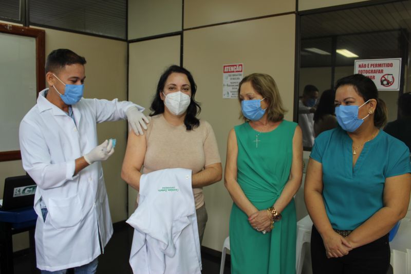 Cristielaine (Priemeira vacinada) - Ivete Vaz (verde) - Alessandra Leal (Azul) <div class='credito_fotos'>Foto: Marcelo Seabra / Ag. Pará | <a href='/midias/2021/originais/7219_2422dd86-0f77-a079-0ffb-e48a62a70eff.jpg' download><i class='fa-solid fa-download'></i> Download</a></div>