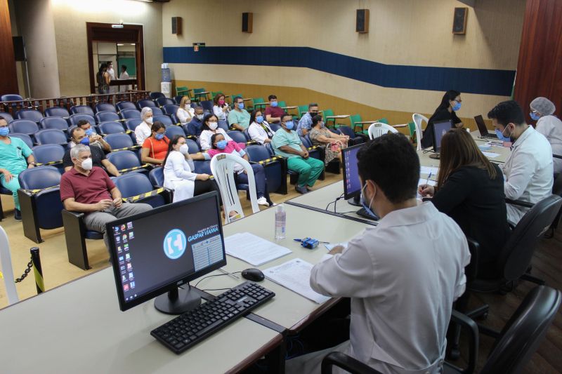 Organização para vacina <div class='credito_fotos'>Foto: Marcelo Seabra / Ag. Pará | <a href='/midias/2021/originais/7219_52909371-ea3f-f9f4-cce1-a0fdd4362348.jpg' download><i class='fa-solid fa-download'></i> Download</a></div>