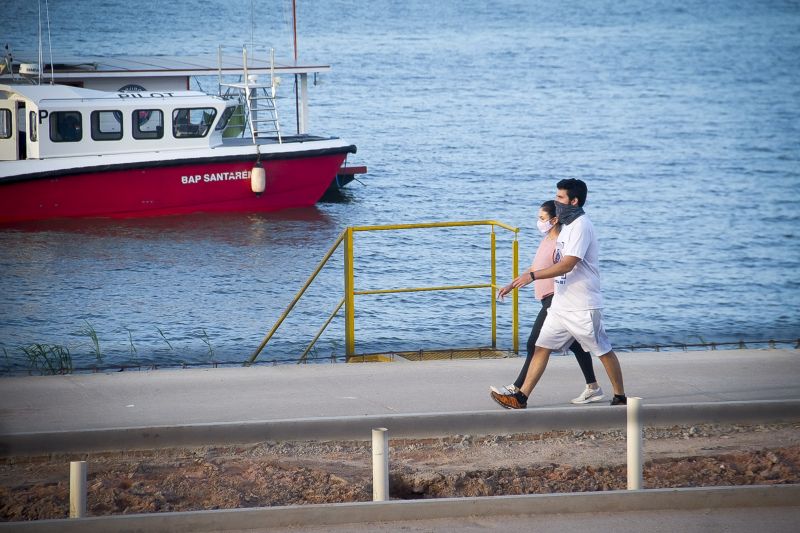 Cotidiano da cidade de Santarém um dia antes do Lockdown que tem como objetivo conter o avanço do COVID 19. <div class='credito_fotos'>Foto: Pedro Guerreiro / Ag. Pará   |   <a href='/midias/2021/originais/7264_0395cfb4-f092-c88d-f9d8-8ec456f484e9.jpg' download><i class='fa-solid fa-download'></i> Download</a></div>