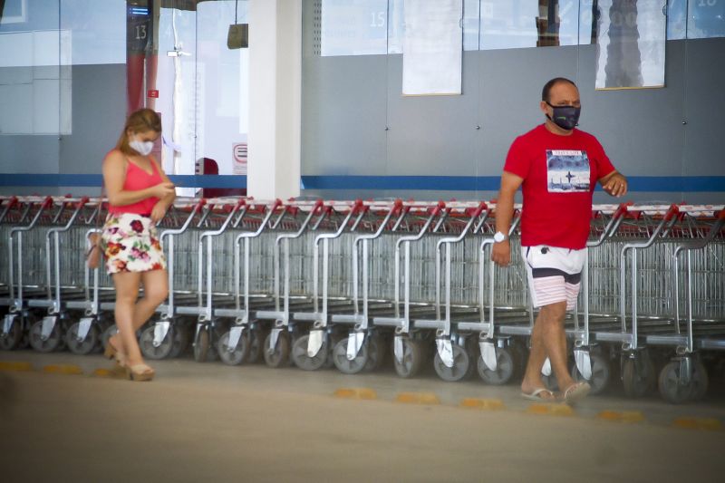 Cotidiano da cidade de Santarém um dia antes do Lockdown que tem como objetivo conter o avanço do COVID 19. <div class='credito_fotos'>Foto: Pedro Guerreiro / Ag. Pará   |   <a href='/midias/2021/originais/7264_12de89f7-7cd3-6383-3168-30889ab2c4cf.jpg' download><i class='fa-solid fa-download'></i> Download</a></div>