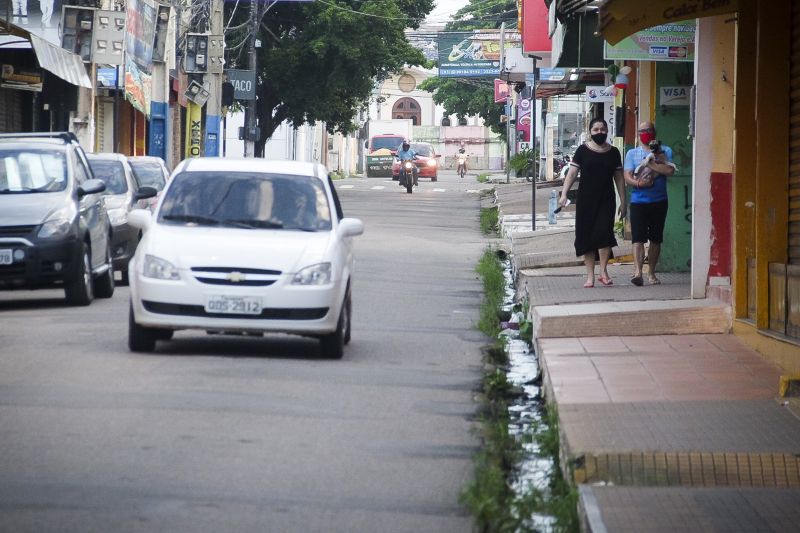 Cotidiano da cidade de Santarém um dia antes do Lockdown que tem como objetivo conter o avanço do COVID 19. <div class='credito_fotos'>Foto: Pedro Guerreiro / Ag. Pará   |   <a href='/midias/2021/originais/7264_4571e9fd-1ef9-3f16-23af-7c4cfaac2624.jpg' download><i class='fa-solid fa-download'></i> Download</a></div>