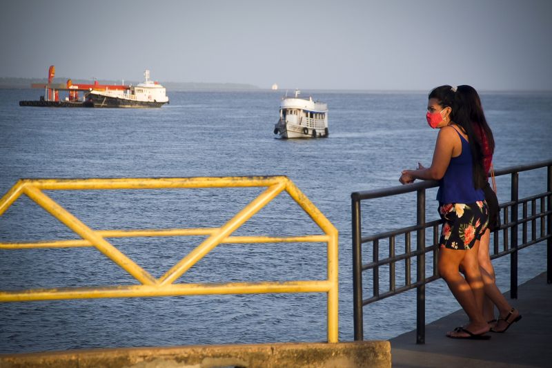 Cotidiano da cidade de Santarém um dia antes do Lockdown que tem como objetivo conter o avanço do COVID 19. <div class='credito_fotos'>Foto: Pedro Guerreiro / Ag. Pará   |   <a href='/midias/2021/originais/7264_c1338a70-37fa-a7ad-90d2-0a532adad993.jpg' download><i class='fa-solid fa-download'></i> Download</a></div>