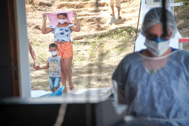 Barco Hospital Papa Francisco Chega ao município de Oriximiná. <div class='credito_fotos'>Foto: Pedro Guerreiro / Ag. Pará   |   <a href='/midias/2021/originais/7277_68a805cb-bef3-1c63-afac-f9b6394775c6.jpg' download><i class='fa-solid fa-download'></i> Download</a></div>