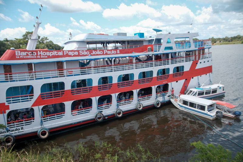 Barco Hospital Papa Francisco Chega ao município de Oriximiná. <div class='credito_fotos'>Foto: Pedro Guerreiro / Ag. Pará   |   <a href='/midias/2021/originais/7277_8bdf735b-5178-d282-af78-30fe30164f78.jpg' download><i class='fa-solid fa-download'></i> Download</a></div>
