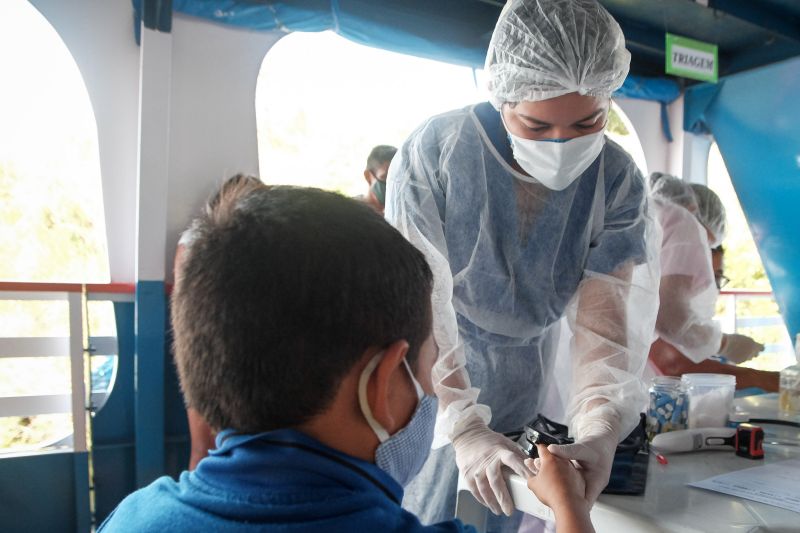 Barco Hospital Papa Francisco Chega ao município de Oriximiná. <div class='credito_fotos'>Foto: Pedro Guerreiro / Ag. Pará   |   <a href='/midias/2021/originais/7277_fd0b4759-90f4-4995-9da4-cabd830b91c4.jpg' download><i class='fa-solid fa-download'></i> Download</a></div>