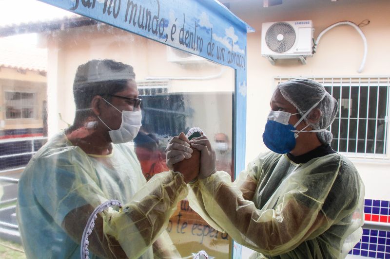 JOICE FONSECA E O IRMÃO JHONE FONSECA (1) <div class='credito_fotos'>Foto: Marcelo Seabra / Ag. Pará   |   <a href='/midias/2021/originais/7452_4f0a084c-3c65-410b-85d1-119bf2f5a6b4.jpg' download><i class='fa-solid fa-download'></i> Download</a></div>