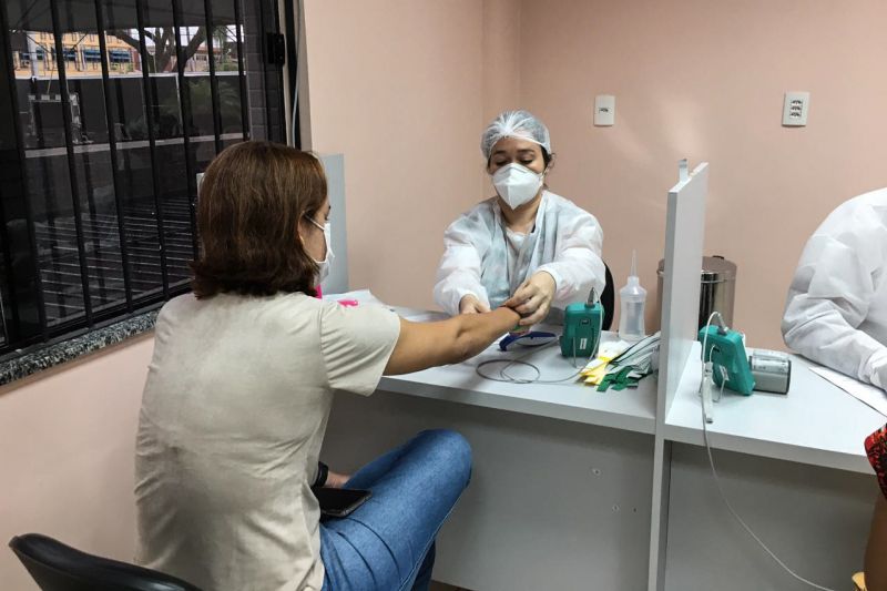  atendimento Covid-19 da Policlínica Metropolitana.

Imagem 01 e 02 - Recepção
Imagem 03 e 04 - Triagem com Enfermagem
Imagem 05 a 08 - Kayo Silva Gustavo, clínico geral, 30 anos. // Edson Carvalho, aposentado, 70 anos.
Imagem 09 - Triagem

As imagens foram autorizadas pelos mesmos. 

Atenciosamente,
Elson Santos
Setor de Comunicação - Policlínica Metropolitana

 <div class='credito_fotos'>Foto: Divulgação   |   <a href='/midias/2021/originais/7491_3431bfbe-45b9-248b-d777-f5e042beadae.jpg' download><i class='fa-solid fa-download'></i> Download</a></div>