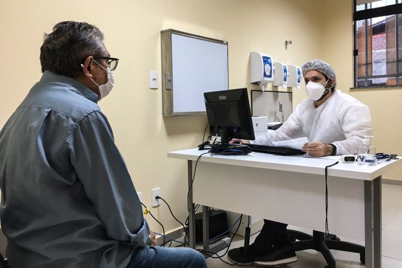  atendimento Covid-19 da Policlínica Metropolitana.

Imagem 01 e 02 - Recepção
Imagem 03 e 04 - Triagem com Enfermagem
Imagem 05 a 08 - Kayo Silva Gustavo, clínico geral, 30 anos. // Edson Carvalho, aposentado, 70 anos.
Imagem 09 - Triagem

As imagens foram autorizadas pelos mesmos. 

Atenciosamente,
Elson Santos
Setor de Comunicação - Policlínica Metropolitana

 <div class='credito_fotos'>Foto: Divulgação   |   <a href='/midias/2021/originais/7491_693bd786-f464-e740-91d8-151df9965f34.jpg' download><i class='fa-solid fa-download'></i> Download</a></div>