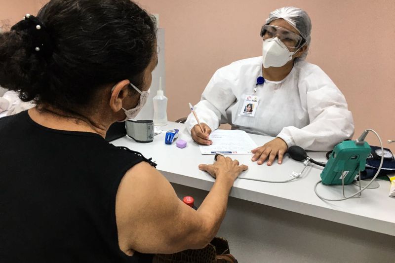  atendimento Covid-19 da Policlínica Metropolitana.

Imagem 01 e 02 - Recepção
Imagem 03 e 04 - Triagem com Enfermagem
Imagem 05 a 08 - Kayo Silva Gustavo, clínico geral, 30 anos. // Edson Carvalho, aposentado, 70 anos.
Imagem 09 - Triagem

As imagens foram autorizadas pelos mesmos. 

Atenciosamente,
Elson Santos
Setor de Comunicação - Policlínica Metropolitana

 <div class='credito_fotos'>Foto: Divulgação   |   <a href='/midias/2021/originais/7491_f2ea7eb8-2aba-df7d-073b-8e9c6db4c086.jpg' download><i class='fa-solid fa-download'></i> Download</a></div>