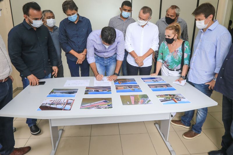 Durante agenda em Breves, no arquipélago do Marajó, nesta sexta-feira (09), o governador do Estado, Helder Barbalho, autorizou a abertura de licitação para contratação da empresa que executará as obras do novo terminal de cargas e passageiros da cidade, dando continuidade à política estratégica de mobilidade fluvial.
Foto Jader Paes / Ag. Pará <div class='credito_fotos'>Foto: Jader Paes / Agência Pará   |   <a href='/midias/2021/originais/7526_41e30d77-e45a-9996-dea7-df3fc22130bd.jpg' download><i class='fa-solid fa-download'></i> Download</a></div>
