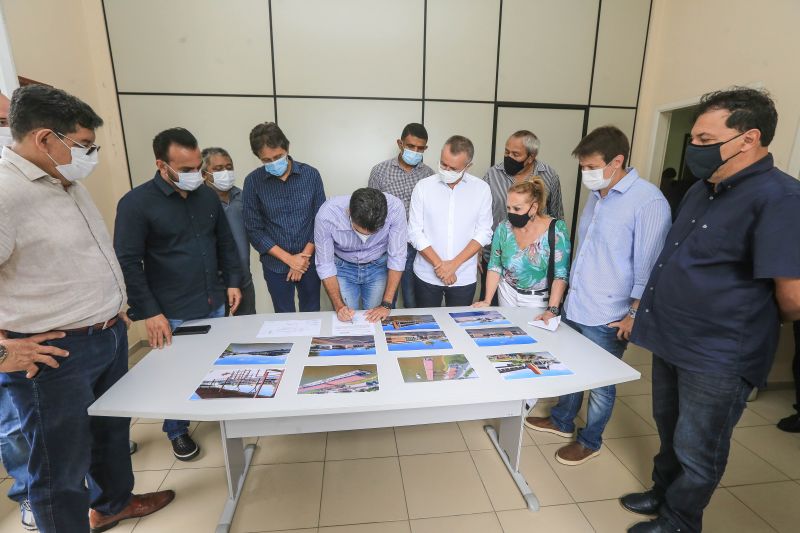 Durante agenda em Breves, no arquipélago do Marajó, nesta sexta-feira (09), o governador do Estado, Helder Barbalho, autorizou a abertura de licitação para contratação da empresa que executará as obras do novo terminal de cargas e passageiros da cidade, dando continuidade à política estratégica de mobilidade fluvial.
Foto: Jader Paes / Ag. Pará <div class='credito_fotos'>Foto: Jader Paes / Agência Pará   |   <a href='/midias/2021/originais/7526_9d519498-e9fc-16b4-218c-6e84ad20fe65.jpg' download><i class='fa-solid fa-download'></i> Download</a></div>