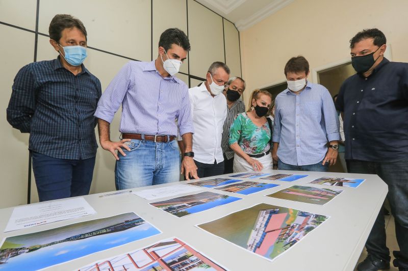 Durante agenda em Breves, no arquipélago do Marajó, nesta sexta-feira (09), o governador do Estado, Helder Barbalho, autorizou a abertura de licitação para contratação da empresa que executará as obras do novo terminal de cargas e passageiros da cidade, dando continuidade à política estratégica de mobilidade fluvial.
Foto: Jader Paes / Ag. Pará <div class='credito_fotos'>Foto: Jader Paes / Agência Pará   |   <a href='/midias/2021/originais/7526_a86fa35b-3009-115e-5c1f-0ab27b7b55ee.jpg' download><i class='fa-solid fa-download'></i> Download</a></div>