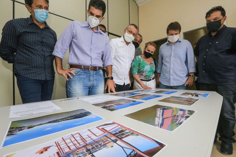 Durante agenda em Breves, no arquipélago do Marajó, nesta sexta-feira (09), o governador do Estado, Helder Barbalho, autorizou a abertura de licitação para contratação da empresa que executará as obras do novo terminal de cargas e passageiros da cidade, dando continuidade à política estratégica de mobilidade fluvial.
Foto: Jader Paes / Ag. Pará <div class='credito_fotos'>Foto: Jader Paes / Agência Pará   |   <a href='/midias/2021/originais/7526_cd395a1c-dbc7-247b-50b5-3d5ea2ce49fd.jpg' download><i class='fa-solid fa-download'></i> Download</a></div>