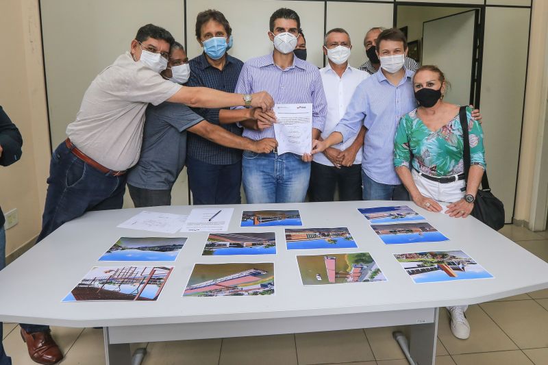 Durante agenda em Breves, no arquipélago do Marajó, nesta sexta-feira (09), o governador do Estado, Helder Barbalho, autorizou a abertura de licitação para contratação da empresa que executará as obras do novo terminal de cargas e passageiros da cidade, dando continuidade à política estratégica de mobilidade fluvial.
Foto: Jader Paes / Ag. Pará <div class='credito_fotos'>Foto: Jader Paes / Agência Pará   |   <a href='/midias/2021/originais/7526_ee96d9e8-cff4-84a8-0bff-70e8c13b6022.jpg' download><i class='fa-solid fa-download'></i> Download</a></div>