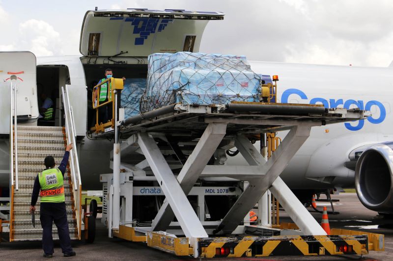 Chegada da Vacina no aeroporto de BelÃ©m(PA).
 no aeroporto de Belém

FOTO: BRUNO CECIM / AGPARA <div class='credito_fotos'>Foto: Bruno Cecim / Ag.Pará   |   <a href='/midias/2021/originais/7541_2163505c-97f0-80fc-0067-7698af2c1fc6.jpg' download><i class='fa-solid fa-download'></i> Download</a></div>