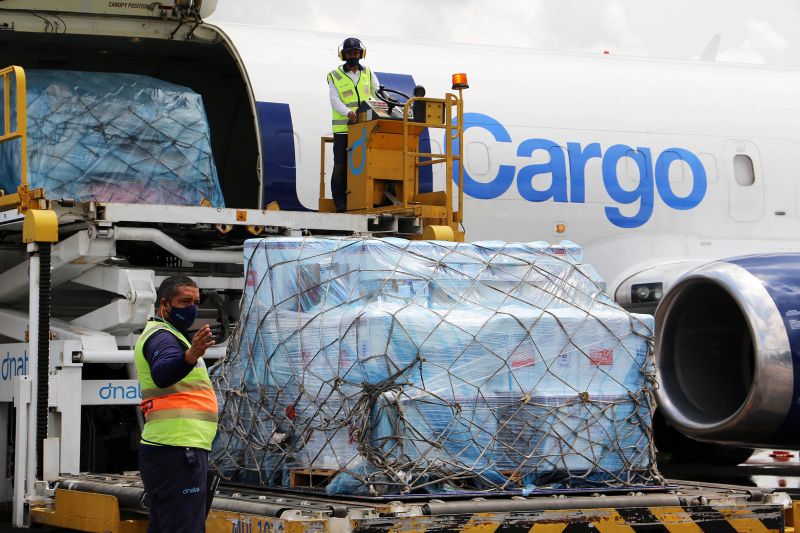 Chegada da Vacina no aeroporto de BelÃ©m(PA).
 no aeroporto de Belém

FOTO: BRUNO CECIM / AGPARA <div class='credito_fotos'>Foto: Bruno Cecim / Ag.Pará   |   <a href='/midias/2021/originais/7541_8e1f7bac-d7ea-be56-0b95-1b2a2e122451.jpg' download><i class='fa-solid fa-download'></i> Download</a></div>