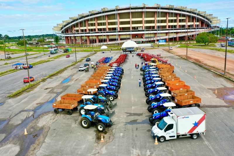 BelÃ©m para brasil O governador Helder Barbalho entregou, no final da manhÃ£ desta sexta-feira (23), 164 diferentes tipos de equipamentos rurais para desenvolver a agricultura familiar paraense. Foram entregues tratores com ferramentas auxiliares, caminhÃµes do modelo baÃº e motos. A entrega foi realizada no estacionamento do estÃ¡dio MangueirÃ£o, em BelÃ©m. <div class='credito_fotos'>Foto: Roni Moreira / Ag.Pará   |   <a href='/midias/2021/originais/8556_0a552553-54fe-631b-fe11-9458c72586d3.jpg' download><i class='fa-solid fa-download'></i> Download</a></div>