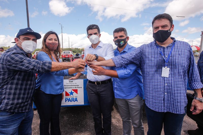BelÃ©m para brasil O governador Helder Barbalho entregou, no final da manhÃ£ desta sexta-feira (23), 164 diferentes tipos de equipamentos rurais para desenvolver a agricultura familiar paraense. Foram entregues tratores com ferramentas auxiliares, caminhÃµes do modelo baÃº e motos. A entrega foi realizada no estacionamento do estÃ¡dio MangueirÃ£o, em BelÃ©m. <div class='credito_fotos'>Foto: Marco Santos / Ag. Pará   |   <a href='/midias/2021/originais/8556_3f41ad0e-a635-7764-1bee-03009453491d.jpg' download><i class='fa-solid fa-download'></i> Download</a></div>