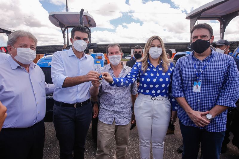 BelÃ©m para brasil O governador Helder Barbalho entregou, no final da manhÃ£ desta sexta-feira (23), 164 diferentes tipos de equipamentos rurais para desenvolver a agricultura familiar paraense. Foram entregues tratores com ferramentas auxiliares, caminhÃµes do modelo baÃº e motos. A entrega foi realizada no estacionamento do estÃ¡dio MangueirÃ£o, em BelÃ©m. <div class='credito_fotos'>Foto: Marco Santos / Ag. Pará   |   <a href='/midias/2021/originais/8556_8f8acf88-cdaa-a256-e48b-d45b259019aa.jpg' download><i class='fa-solid fa-download'></i> Download</a></div>