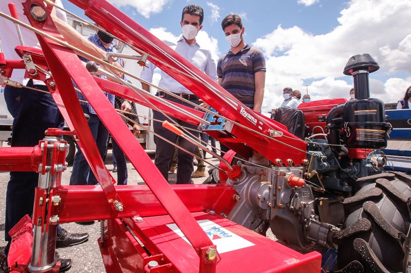 BelÃ©m para brasil O governador Helder Barbalho entregou, no final da manhÃ£ desta sexta-feira (23), 164 diferentes tipos de equipamentos rurais para desenvolver a agricultura familiar paraense. Foram entregues tratores com ferramentas auxiliares, caminhÃµes do modelo baÃº e motos. A entrega foi realizada no estacionamento do estÃ¡dio MangueirÃ£o, em BelÃ©m. <div class='credito_fotos'>Foto: Marco Santos / Ag. Pará   |   <a href='/midias/2021/originais/8556_a9ecbf74-a592-8a62-2aa2-cbb823df88e8.jpg' download><i class='fa-solid fa-download'></i> Download</a></div>