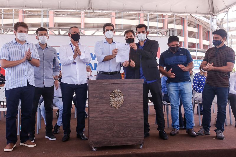 BelÃ©m para brasil O governador Helder Barbalho entregou, no final da manhÃ£ desta sexta-feira (23), 164 diferentes tipos de equipamentos rurais para desenvolver a agricultura familiar paraense. Foram entregues tratores com ferramentas auxiliares, caminhÃµes do modelo baÃº e motos. A entrega foi realizada no estacionamento do estÃ¡dio MangueirÃ£o, em BelÃ©m. <div class='credito_fotos'>Foto: Marco Santos / Ag. Pará   |   <a href='/midias/2021/originais/8556_ad5c2336-0b62-3a18-a080-7cda4586bd31.jpg' download><i class='fa-solid fa-download'></i> Download</a></div>