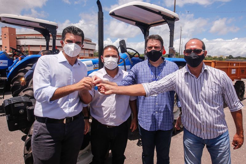 BelÃ©m para brasil O governador Helder Barbalho entregou, no final da manhÃ£ desta sexta-feira (23), 164 diferentes tipos de equipamentos rurais para desenvolver a agricultura familiar paraense. Foram entregues tratores com ferramentas auxiliares, caminhÃµes do modelo baÃº e motos. A entrega foi realizada no estacionamento do estÃ¡dio MangueirÃ£o, em BelÃ©m. <div class='credito_fotos'>Foto: Marco Santos / Ag. Pará   |   <a href='/midias/2021/originais/8556_c3830cde-7c5b-928f-f467-23d75eaa42bb.jpg' download><i class='fa-solid fa-download'></i> Download</a></div>