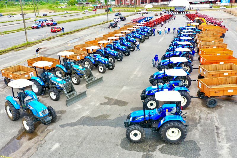 BelÃ©m para brasil O governador Helder Barbalho entregou, no final da manhÃ£ desta sexta-feira (23), 164 diferentes tipos de equipamentos rurais para desenvolver a agricultura familiar paraense. Foram entregues tratores com ferramentas auxiliares, caminhÃµes do modelo baÃº e motos. A entrega foi realizada no estacionamento do estÃ¡dio MangueirÃ£o, em BelÃ©m. <div class='credito_fotos'>Foto: Roni Moreira / Ag.Pará   |   <a href='/midias/2021/originais/8556_d930ada5-3923-3e04-f8e1-ff8a3893dc2f.jpg' download><i class='fa-solid fa-download'></i> Download</a></div>