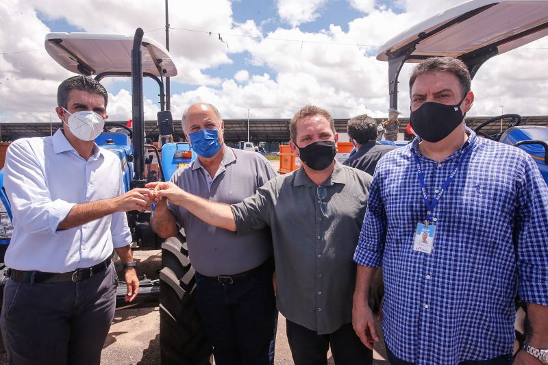BelÃ©m para brasil O governador Helder Barbalho entregou, no final da manhÃ£ desta sexta-feira (23), 164 diferentes tipos de equipamentos rurais para desenvolver a agricultura familiar paraense. Foram entregues tratores com ferramentas auxiliares, caminhÃµes do modelo baÃº e motos. A entrega foi realizada no estacionamento do estÃ¡dio MangueirÃ£o, em BelÃ©m. <div class='credito_fotos'>Foto: Marco Santos / Ag. Pará   |   <a href='/midias/2021/originais/8556_f48146ca-3012-e60c-422a-adcd4cec1051.jpg' download><i class='fa-solid fa-download'></i> Download</a></div>