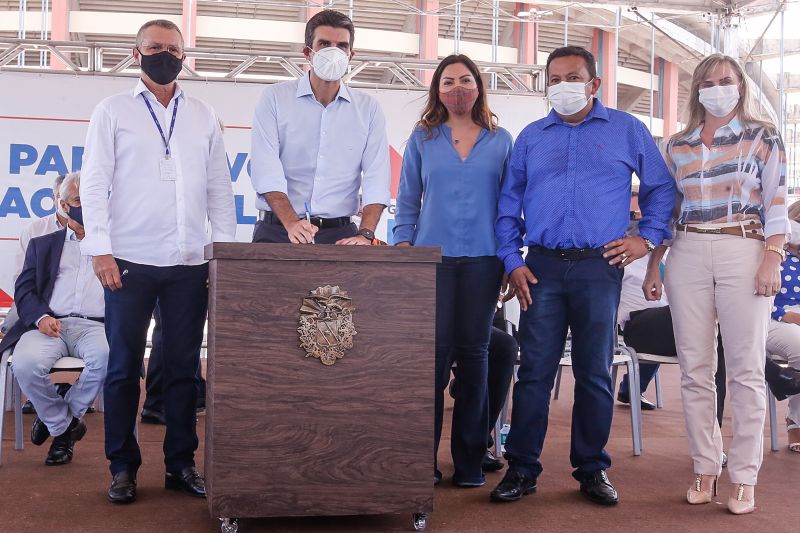 BelÃ©m para brasil O governador Helder Barbalho entregou, no final da manhÃ£ desta sexta-feira (23), 164 diferentes tipos de equipamentos rurais para desenvolver a agricultura familiar paraense. Foram entregues tratores com ferramentas auxiliares, caminhÃµes do modelo baÃº e motos. A entrega foi realizada no estacionamento do estÃ¡dio MangueirÃ£o, em BelÃ©m. <div class='credito_fotos'>Foto: Marco Santos / Ag. Pará   |   <a href='/midias/2021/originais/8556_fd067ed0-9030-3506-37ef-d61b6256710b.jpg' download><i class='fa-solid fa-download'></i> Download</a></div>