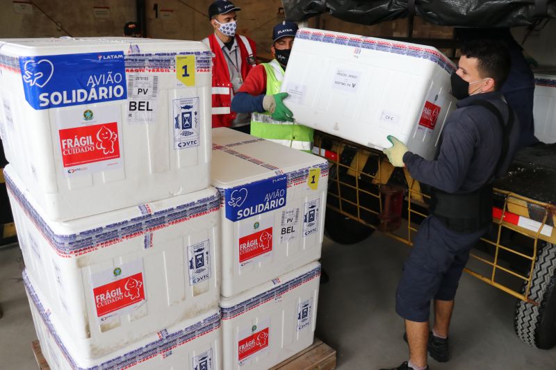 Chegada das vacinas da Oxford/AstraZeneca em BelÃ©m, nesta quinta feira (06). Foto: Rodrigo Pinheiro/agpara <div class='credito_fotos'>Foto: Rodrigo Pinheiro / Ag.Pará   |   <a href='/midias/2021/originais/8597_48aff7dc-353e-0f75-0a0e-4270e79df957.jpg' download><i class='fa-solid fa-download'></i> Download</a></div>