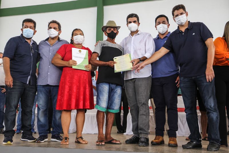 O governador Helder Barbalho durante a entrega dos títulos