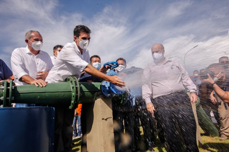 Governador Helder Barbalho durante entrega de sistema de abastecimento em Santarém