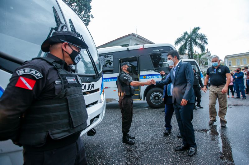 O governador Helder Barbalho entregou, na tarde desta terÃ§a-feira (11), trÃªs novos Ã´nibus adaptados e 500 rÃ¡dios transceptores portÃ¡teis digitais com criptografia para Secretaria de Estado de AdministraÃ§Ã£o PenitenciÃ¡ria (Seap). A medida tem como objetivo dar mais seguranÃ§a aos servidores do Ã³rgÃ£o. A entrega foi realizada no PalÃ¡cio dos Despachos, em BelÃ©m. <div class='credito_fotos'>Foto: Marco Santos / Ag. Pará   |   <a href='/midias/2021/originais/8616_5829dfdf-4ec9-05e9-f563-fc487e40caea.jpg' download><i class='fa-solid fa-download'></i> Download</a></div>