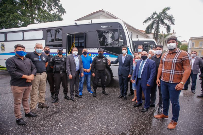 O governador Helder Barbalho entregou, na tarde desta terÃ§a-feira (11), trÃªs novos Ã´nibus adaptados e 500 rÃ¡dios transceptores portÃ¡teis digitais com criptografia para Secretaria de Estado de AdministraÃ§Ã£o PenitenciÃ¡ria (Seap). A medida tem como objetivo dar mais seguranÃ§a aos servidores do Ã³rgÃ£o. A entrega foi realizada no PalÃ¡cio dos Despachos, em BelÃ©m. <div class='credito_fotos'>Foto: Marco Santos / Ag. Pará   |   <a href='/midias/2021/originais/8616_58577f29-4bec-4f84-9a49-865e93f1da46.jpg' download><i class='fa-solid fa-download'></i> Download</a></div>