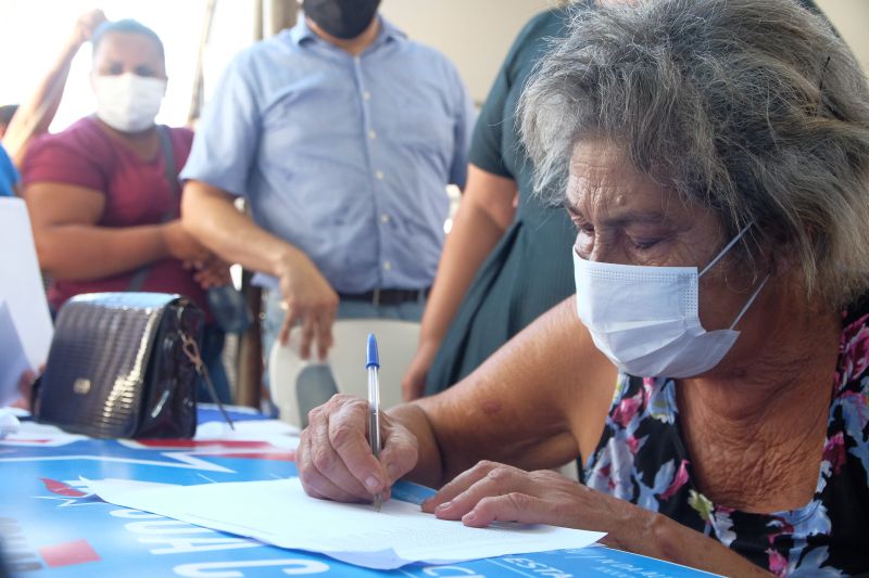 97 famÃ­lias da cidade de Rio Maria, no Sul do ParÃ¡, foram contempladas nesta quinta-feira (13) pelo Programa Estadual Sua Casa, que concede auxÃ­lio de atÃ© R$ 21 mil para construÃ§Ã£o, reconstruÃ§Ã£o, reforma e ampliaÃ§Ã£o de casas. O benefÃ­cio foi entregue pelo governador Helder Barbalho na data que marca o aniversÃ¡rio de 39 anos de emancipaÃ§Ã£o polÃ­tica da cidade.Â  <div class='credito_fotos'>Foto: Pedro Guerreiro / Ag. Pará   |   <a href='/midias/2021/originais/8624_c60e8a73-cb60-8fcb-e662-dd6b3ff9ba62.jpg' download><i class='fa-solid fa-download'></i> Download</a></div>