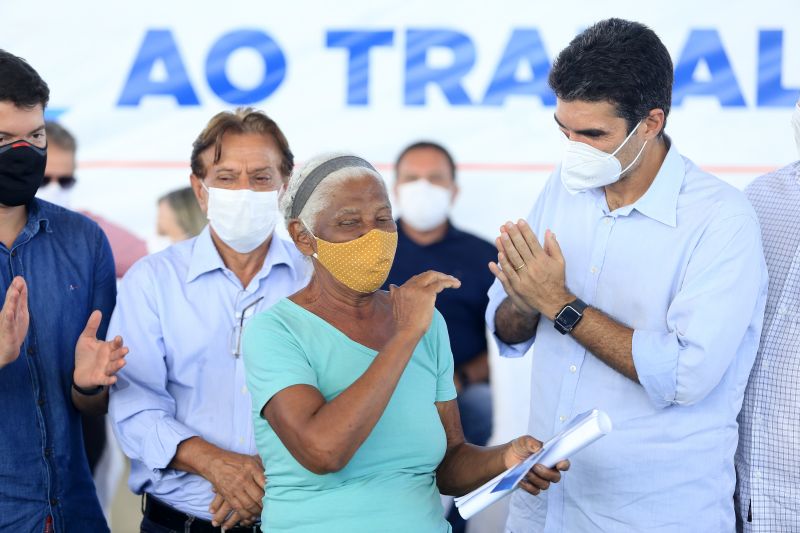 Com objetivo de reduzir o dÃ©ficit habitacional na regiÃ£o, o Governo do ParÃ¡ contemplou 42 famÃ­lias da cidade de Xinguara, sudeste paraense, com o Sua Casa. O programa estadual concede auxÃ­lio de atÃ© R$ 21 mil para construÃ§Ã£o, reconstruÃ§Ã£o, reforma e ampliaÃ§Ã£o de residÃªncias. O benefÃ­cio foi entregue nesta quinta-feira (13), no dia do aniversÃ¡rio de 39 anos da cidade, pelo governador Helder Barbalho, durante agenda no municÃ­pio. <div class='credito_fotos'>Foto: Jader Paes / Agência Pará   |   <a href='/midias/2021/originais/8625_12638f95-6a50-8d14-8706-9c5b0e0094a2.jpg' download><i class='fa-solid fa-download'></i> Download</a></div>