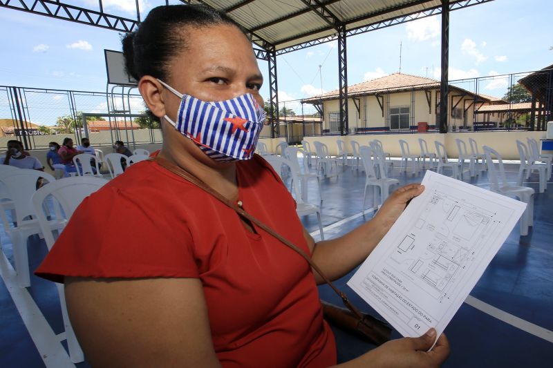 Com objetivo de reduzir o dÃ©ficit habitacional na regiÃ£o, o Governo do ParÃ¡ contemplou 42 famÃ­lias da cidade de Xinguara, sudeste paraense, com o Sua Casa. O programa estadual concede auxÃ­lio de atÃ© R$ 21 mil para construÃ§Ã£o, reconstruÃ§Ã£o, reforma e ampliaÃ§Ã£o de residÃªncias. O benefÃ­cio foi entregue nesta quinta-feira (13), no dia do aniversÃ¡rio de 39 anos da cidade, pelo governador Helder Barbalho, durante agenda no municÃ­pio.
Marivan Souza Lima <div class='credito_fotos'>Foto: Jader Paes / Agência Pará   |   <a href='/midias/2021/originais/8625_f4a36dbb-9faf-13c7-dfeb-49fbf7a112a0.jpg' download><i class='fa-solid fa-download'></i> Download</a></div>