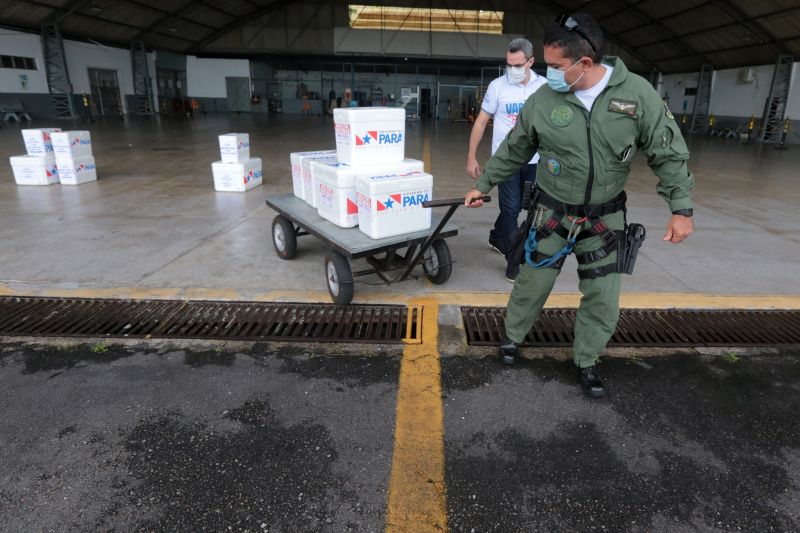 Neste domingo (16), o Grupamento AÃ©reo de SeguranÃ§a PÃºblica (Graesp) realiza mais uma etapa da distribuiÃ§Ã£o de entregas das vacinas em combate Ã  Covid-19. A logÃ­stica Ã© feita por meio de uma aÃ§Ã£o conjunta entre a Secretaria de SeguranÃ§a PÃºblica  e Defesa Social do Estado (Segup) e a Secretaria de SaÃºde do ParÃ¡ (Sespa). Os imunizantes fazem parte das duas Ãºltimas remessas recebidas pelo Governo do Estado e serÃ£o distribuÃ­das aos polos regionais do Estado. <div class='credito_fotos'>Foto: Alex Ribeiro / Ag. Pará   |   <a href='/midias/2021/originais/8631_003bec1d-5462-a8db-2225-01ac17dbd770.jpg' download><i class='fa-solid fa-download'></i> Download</a></div>