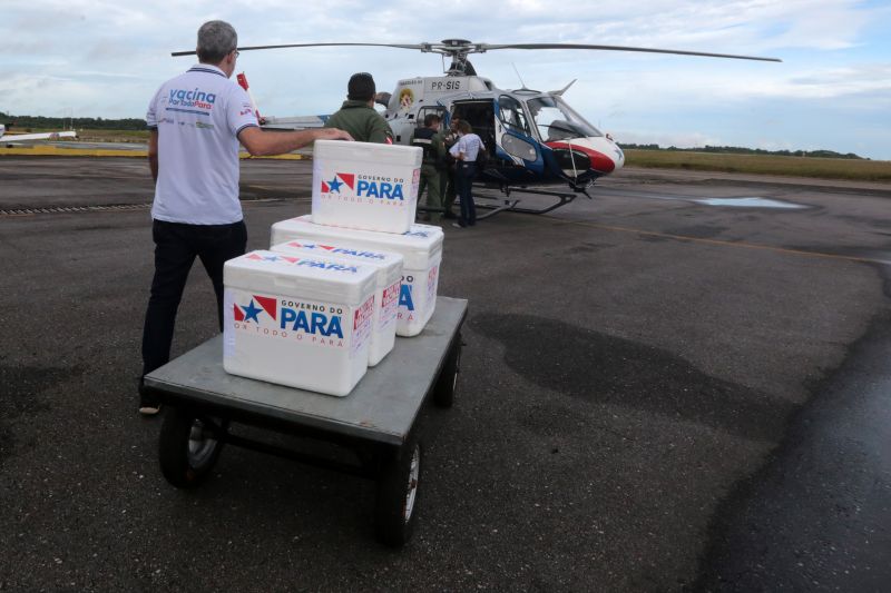 Neste domingo (16), o Grupamento AÃ©reo de SeguranÃ§a PÃºblica (Graesp) realiza mais uma etapa da distribuiÃ§Ã£o de entregas das vacinas em combate Ã  Covid-19. A logÃ­stica Ã© feita por meio de uma aÃ§Ã£o conjunta entre a Secretaria de SeguranÃ§a PÃºblica  e Defesa Social do Estado (Segup) e a Secretaria de SaÃºde do ParÃ¡ (Sespa). Os imunizantes fazem parte das duas Ãºltimas remessas recebidas pelo Governo do Estado e serÃ£o distribuÃ­das aos polos regionais do Estado. <div class='credito_fotos'>Foto: Alex Ribeiro / Ag. Pará   |   <a href='/midias/2021/originais/8631_fbb5c34d-a441-6659-db20-6c2191cff317.jpg' download><i class='fa-solid fa-download'></i> Download</a></div>